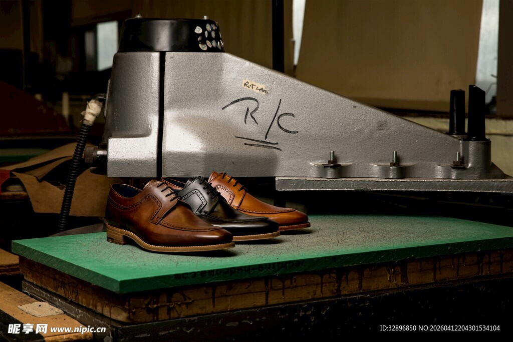 精致皮鞋与金属物件展示