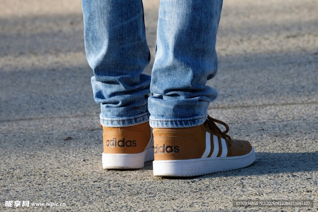 时尚休闲鞋搭配牛仔裤