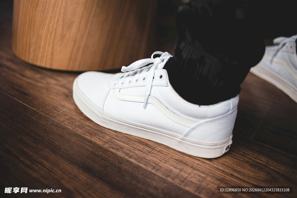 白色休闲运动鞋特写