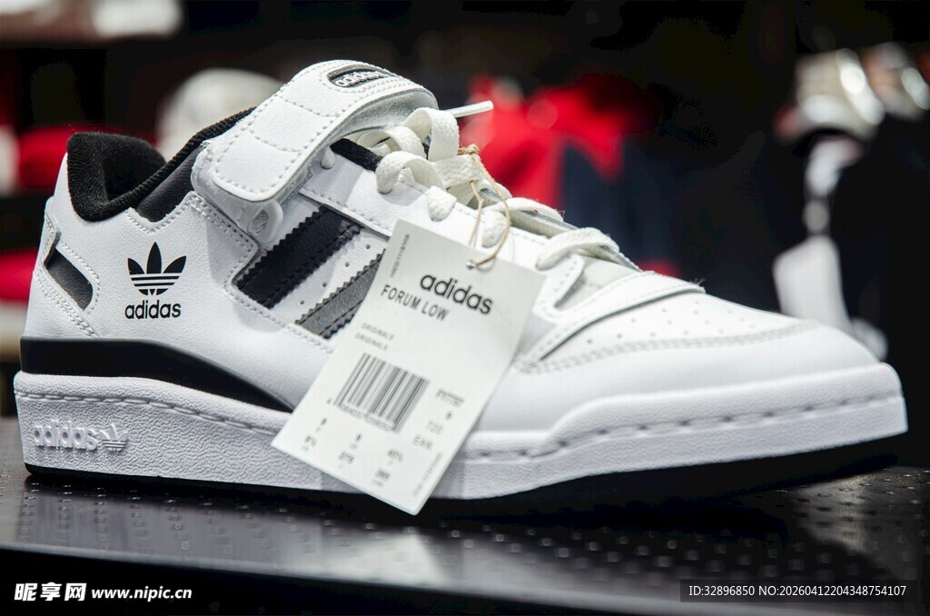 阿迪达斯经典款白色高帮鞋