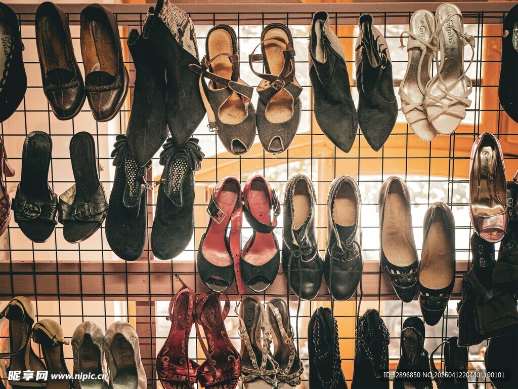 多样款式鞋子整齐陈列