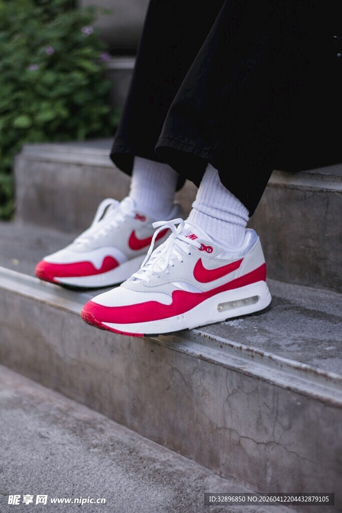 红白耐克运动鞋时尚穿搭