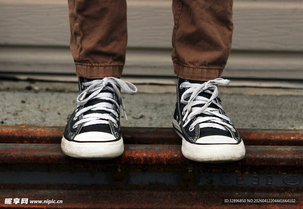 复古风帆布鞋下的双脚