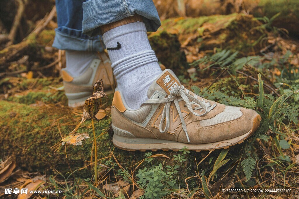 户外徒步者的休闲鞋与袜子