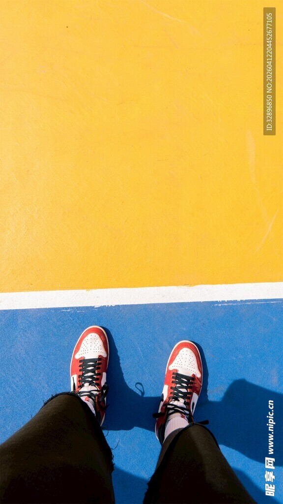 双脚立于黄蓝地面