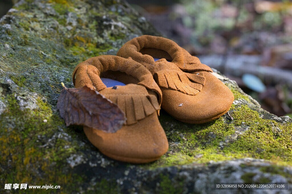 岩石上的可爱棕色小鞋子