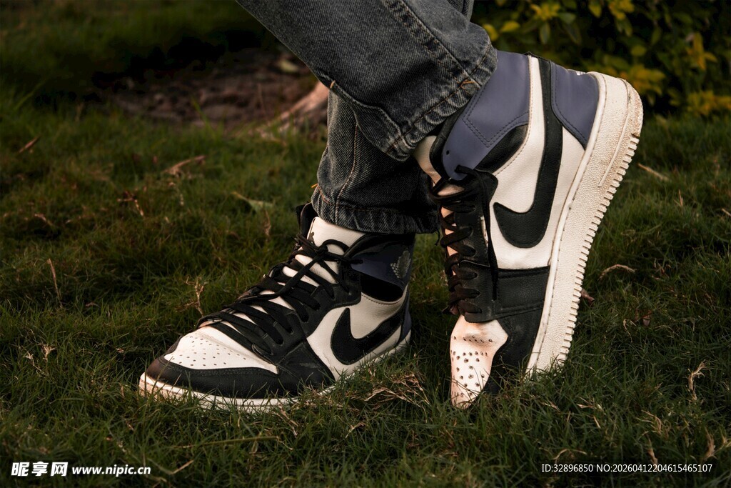 时尚黑白运动鞋特写