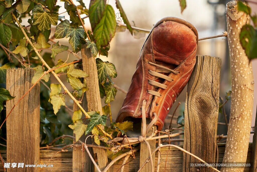 挂在栅栏上的旧靴子