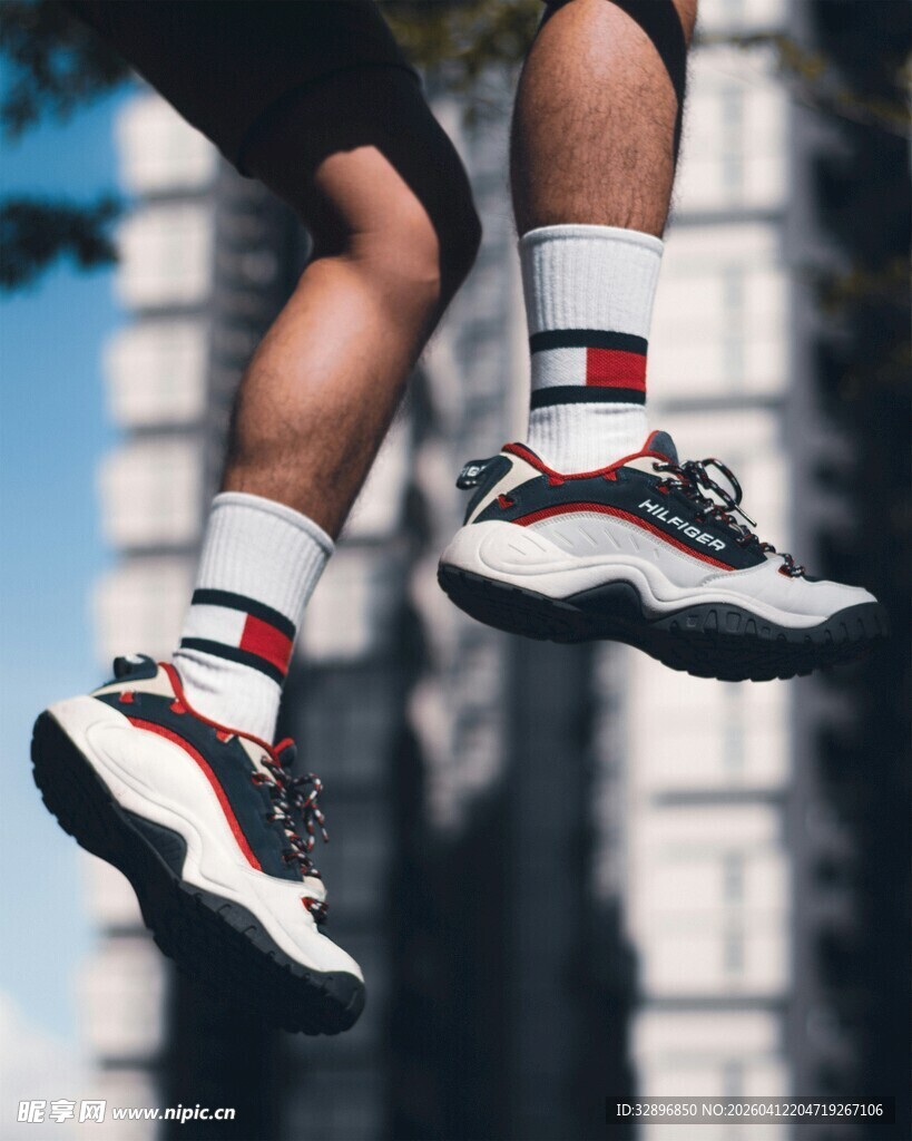 动感跳跃的时尚运动鞋