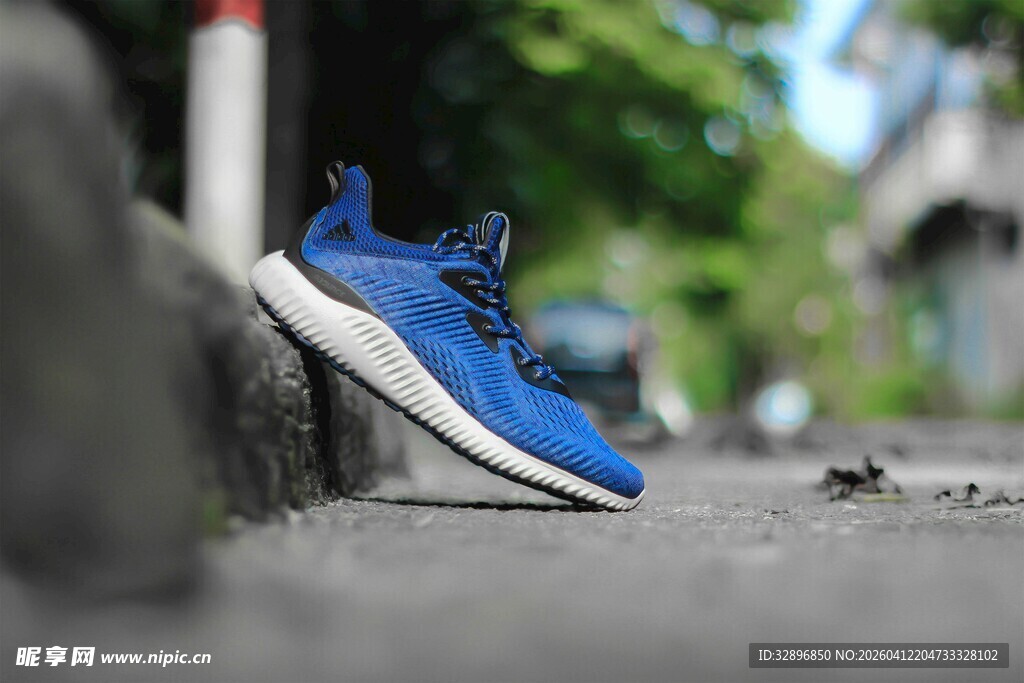 蓝色运动鞋置于路边