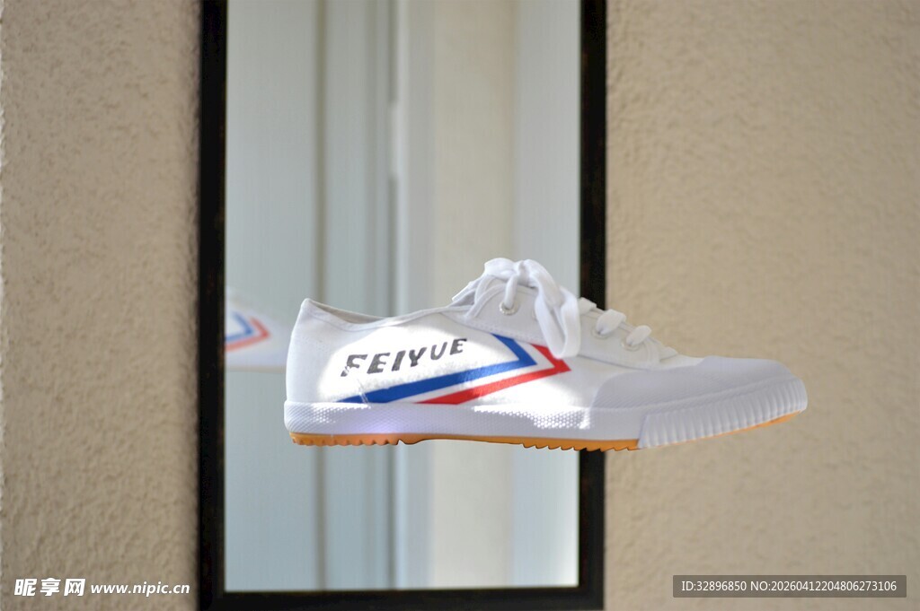 时尚运动鞋悬挂展示