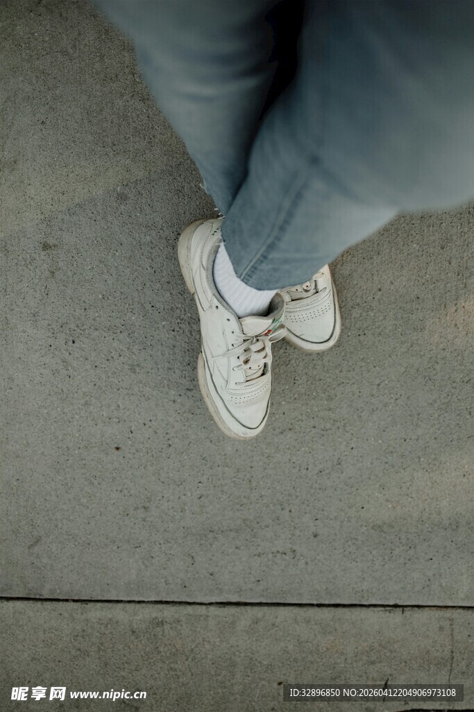 脚下的休闲鞋与牛仔裤