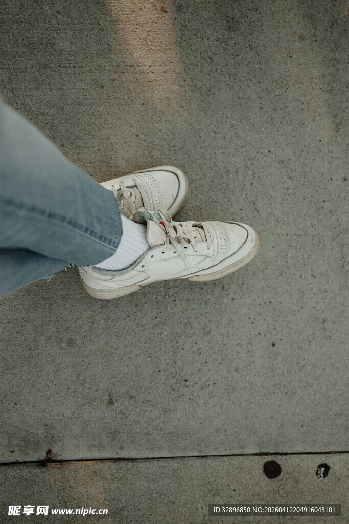 白色运动鞋搭配牛仔裤