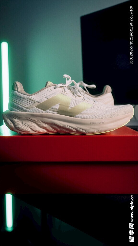 时尚白色运动鞋展示