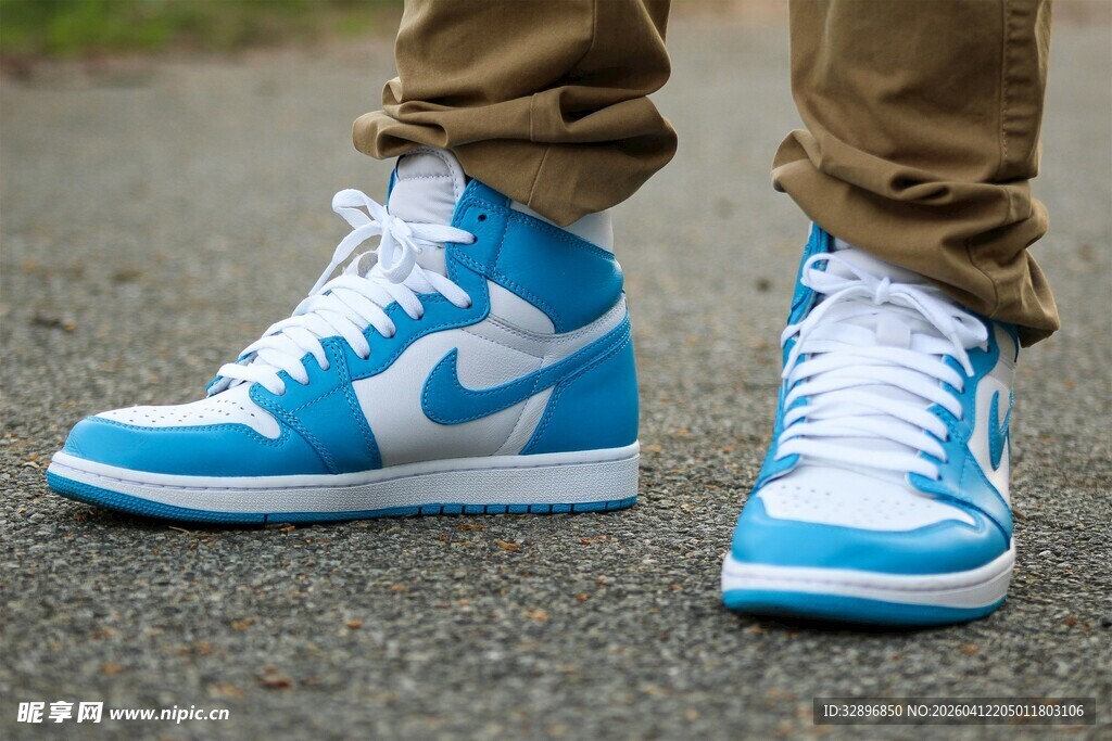 蓝白运动鞋特写