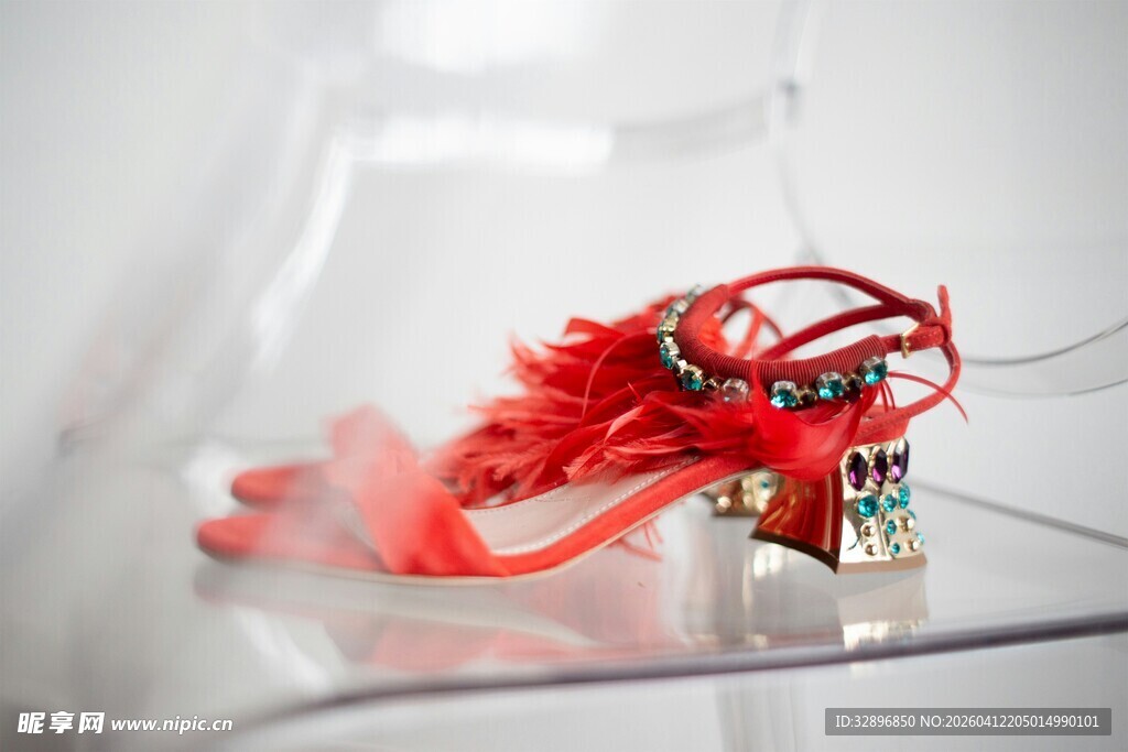 红色羽毛装饰精致小物件