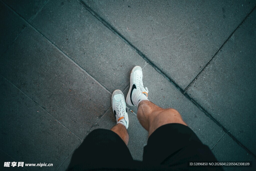 脚下的白色运动鞋