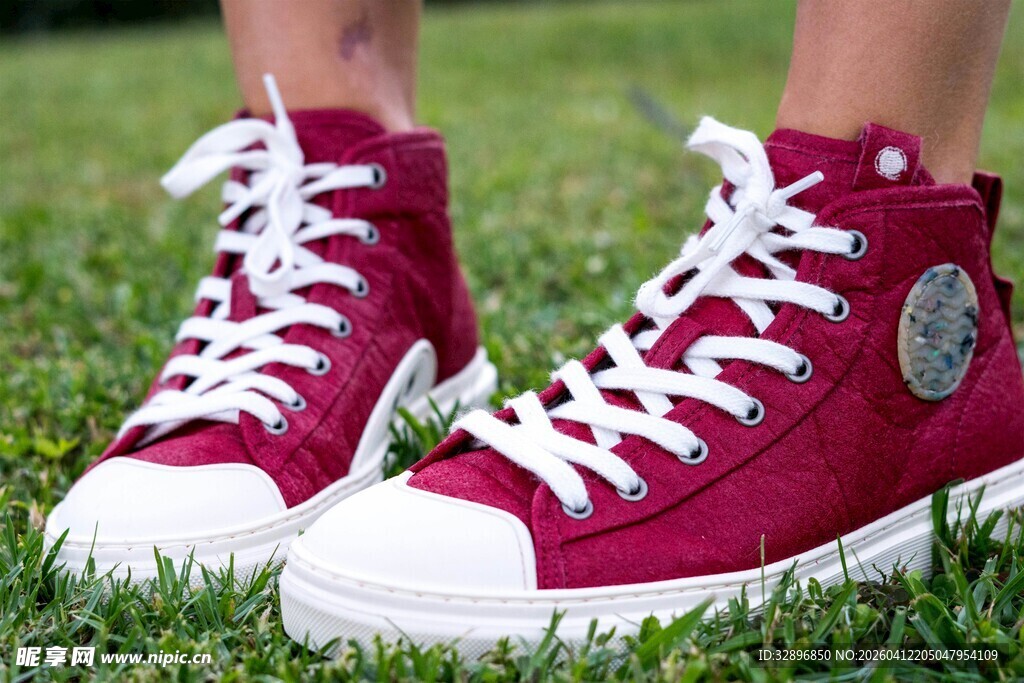 红色高帮帆布鞋时尚风采