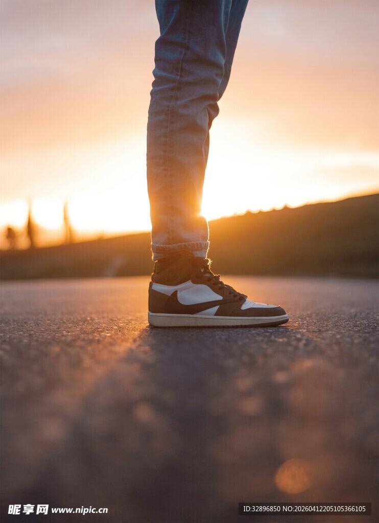 夕阳下的行者脚步