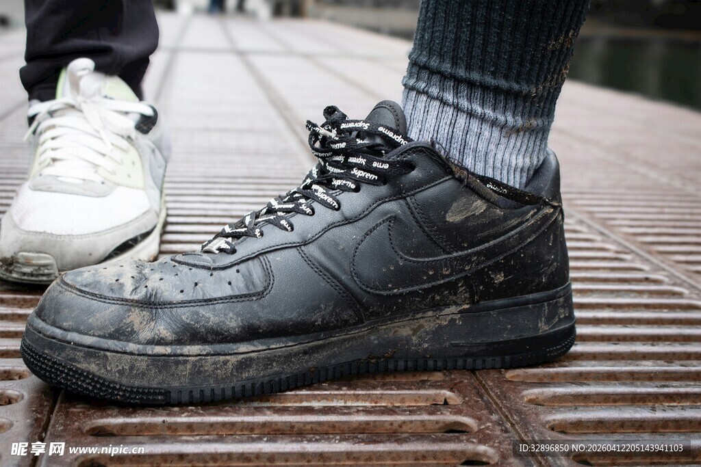 户外脏旧运动鞋特写