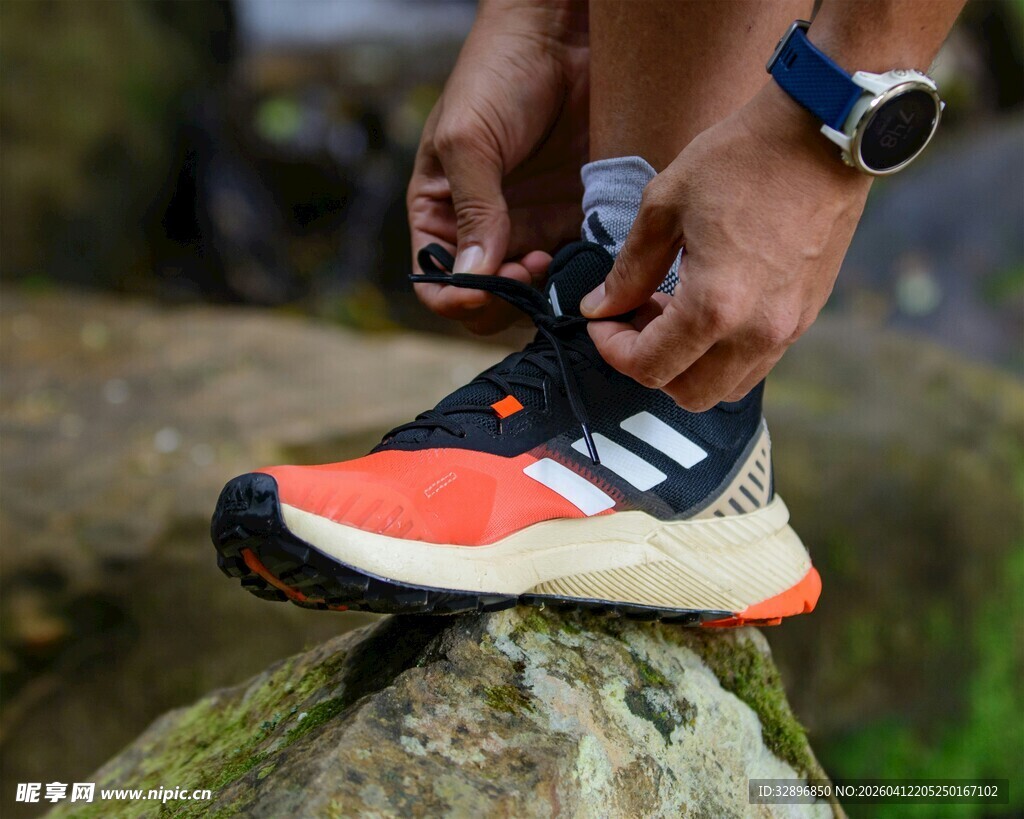 户外系鞋带的时尚运动鞋