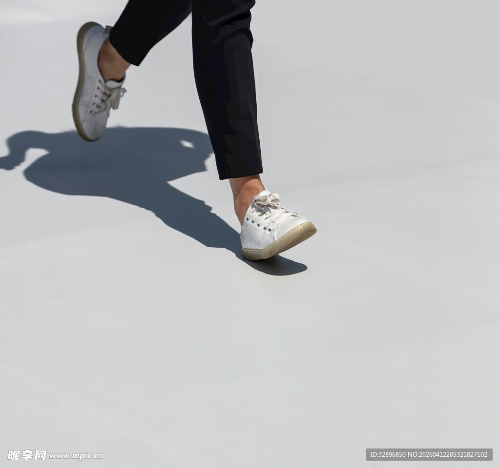 行走中的时尚运动鞋