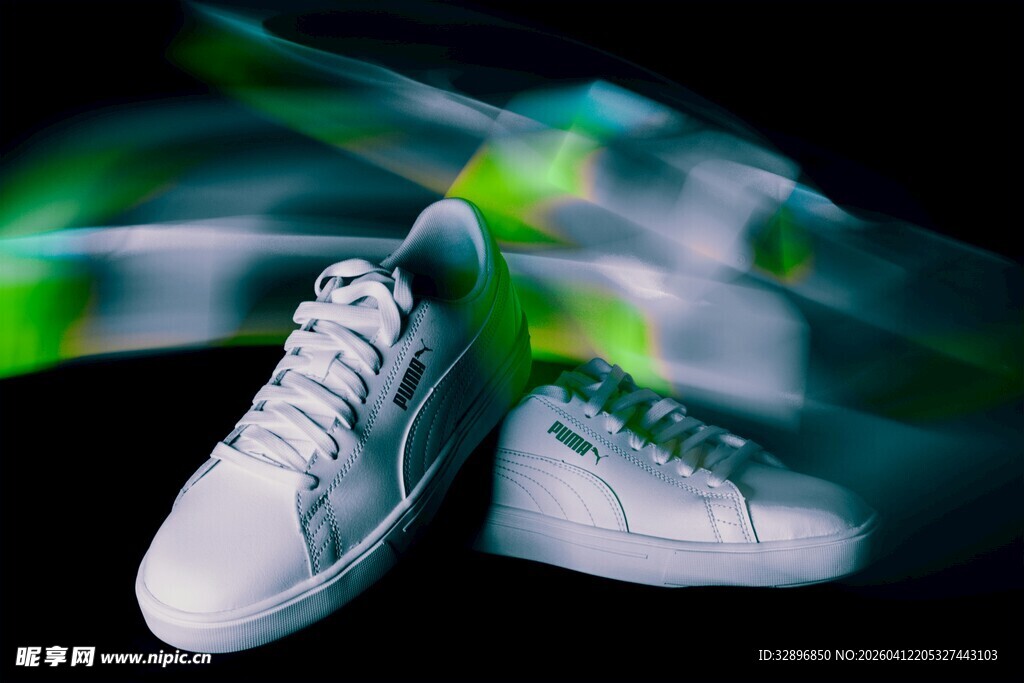 动感白色运动鞋展示