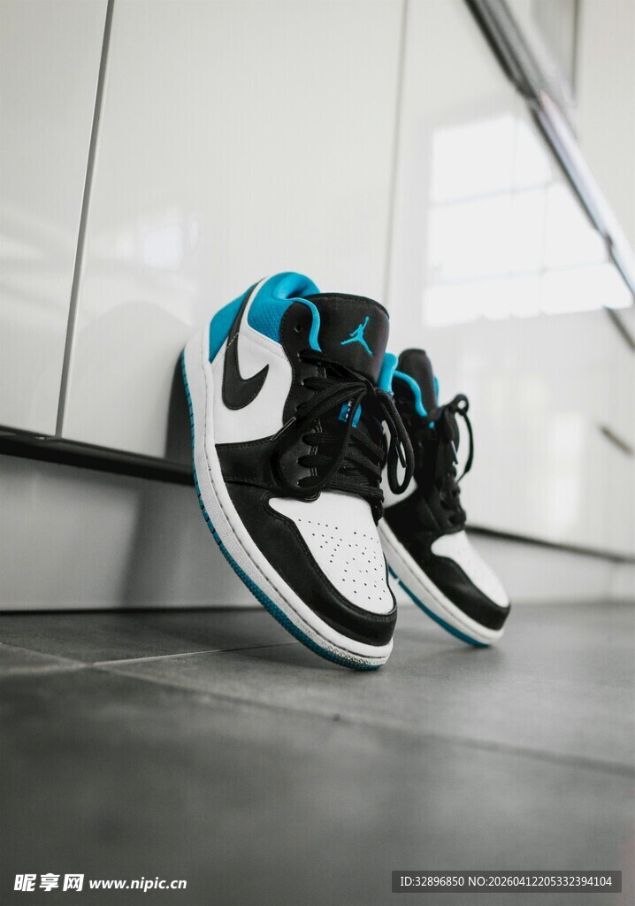 时尚黑白蓝配色运动鞋