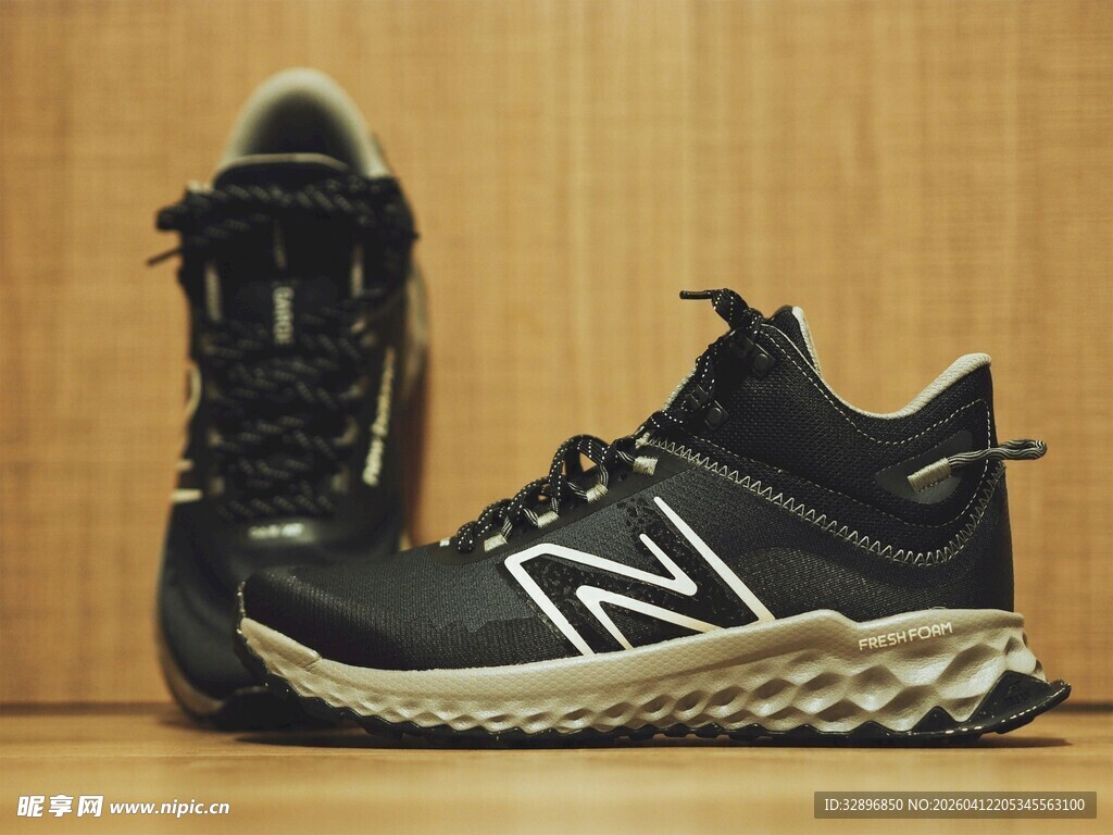 新百伦黑色户外运动鞋展示
