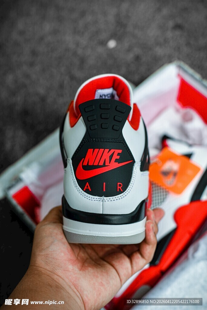 手持展示耐克经典运动鞋