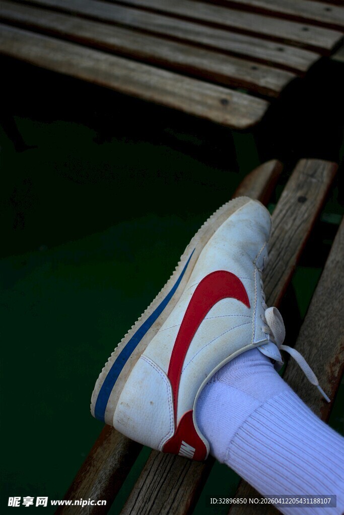 红白运动鞋搭木质长椅