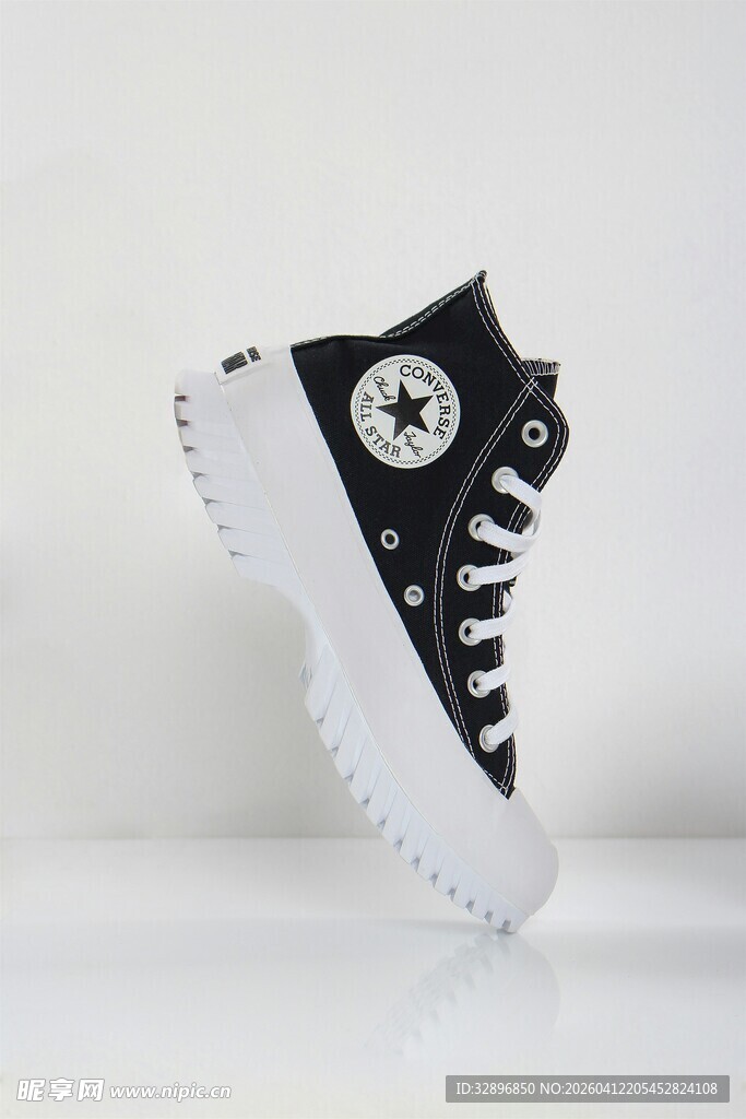 经典黑白匡威帆布鞋