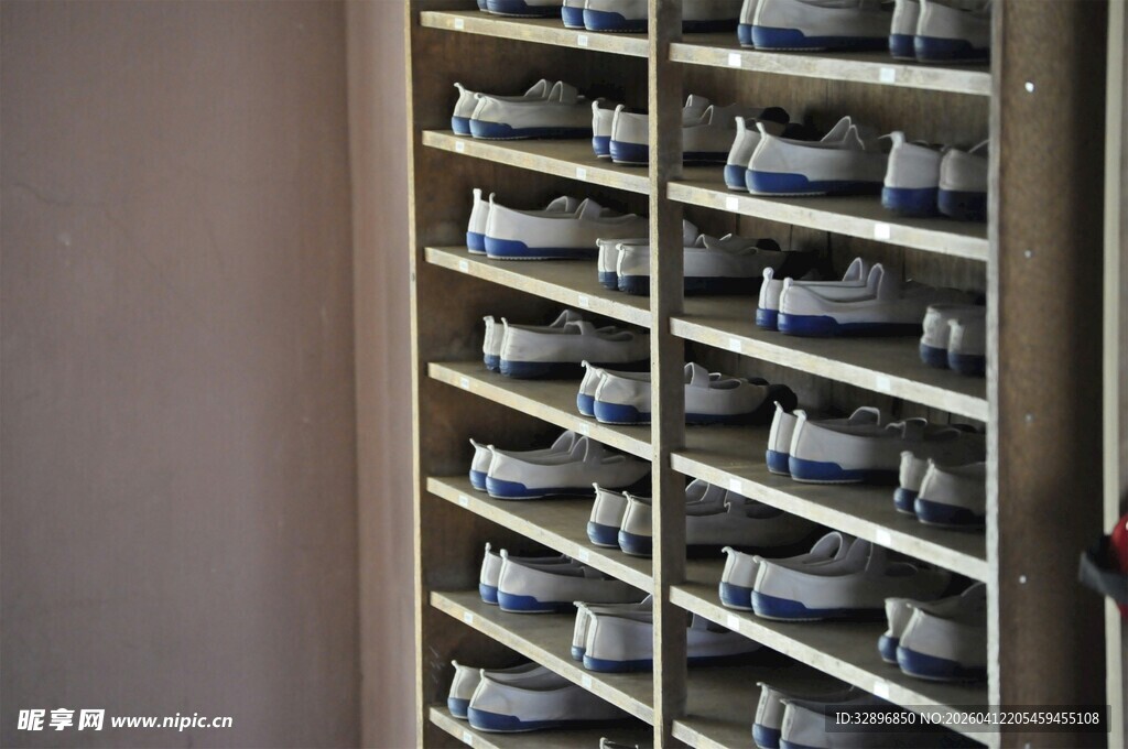 整齐排列的多层鞋架