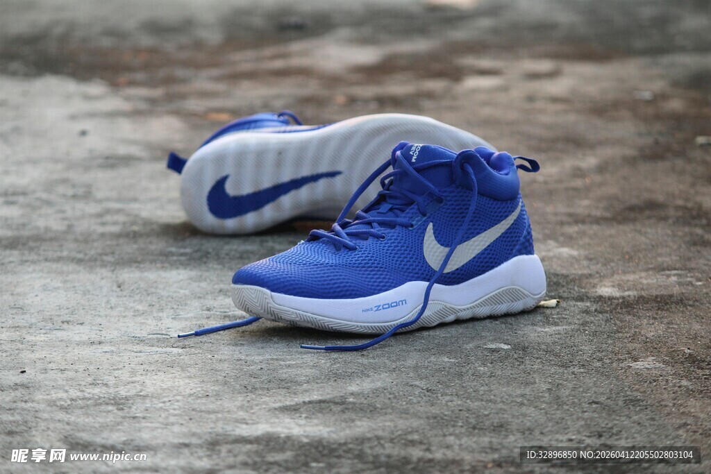 蓝色耐克高帮篮球鞋展示