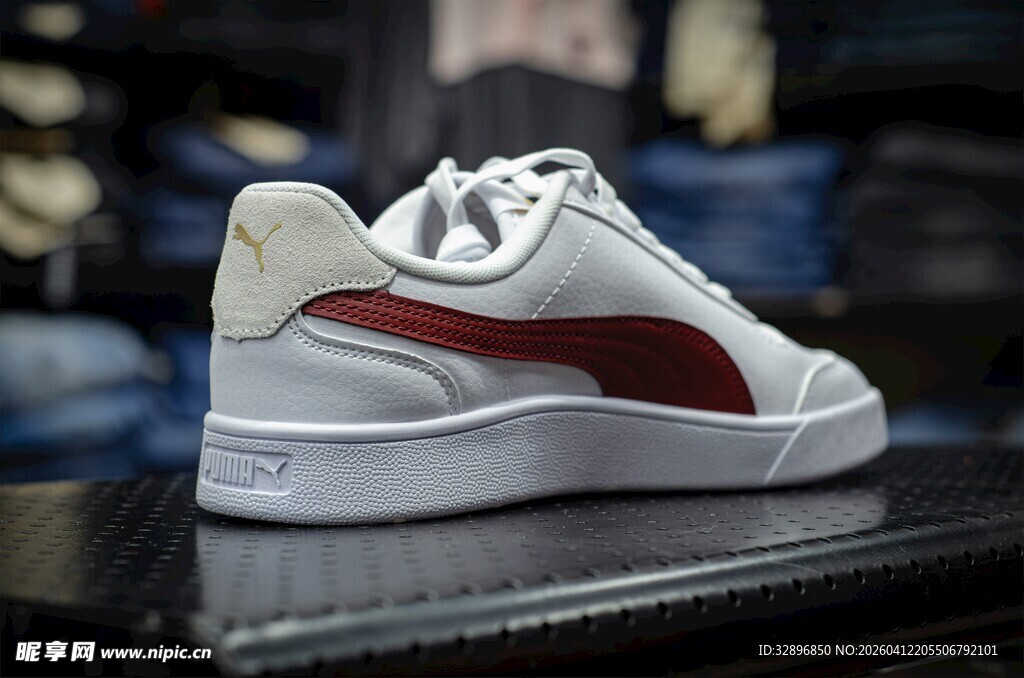 时尚简约款白色运动鞋