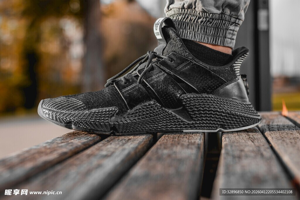 户外休闲运动鞋特写