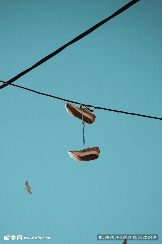 空中缆车悬于蓝天之上