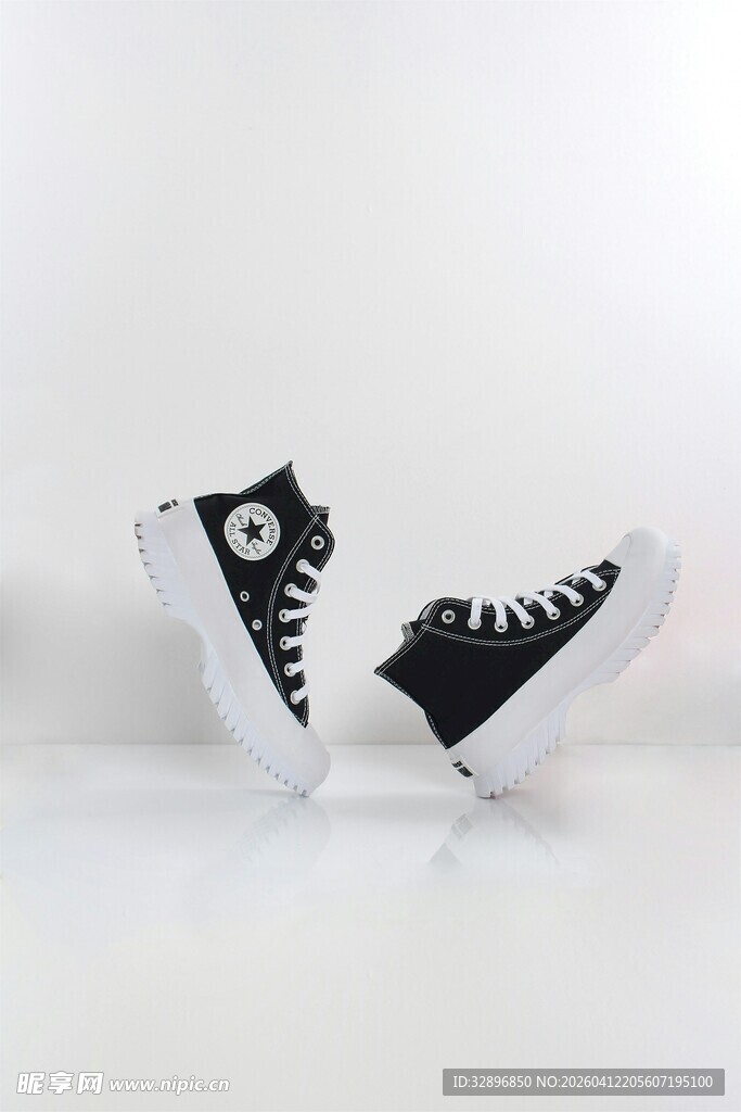 黑白高帮帆布鞋特写