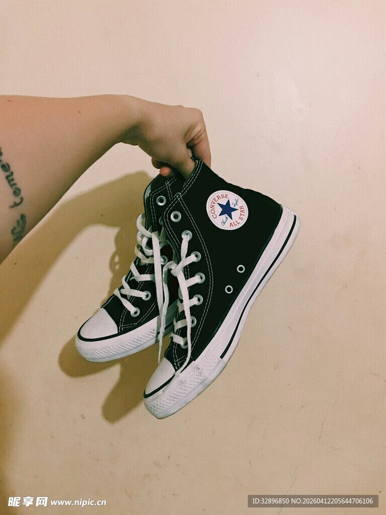 手拎经典黑白高帮帆布鞋