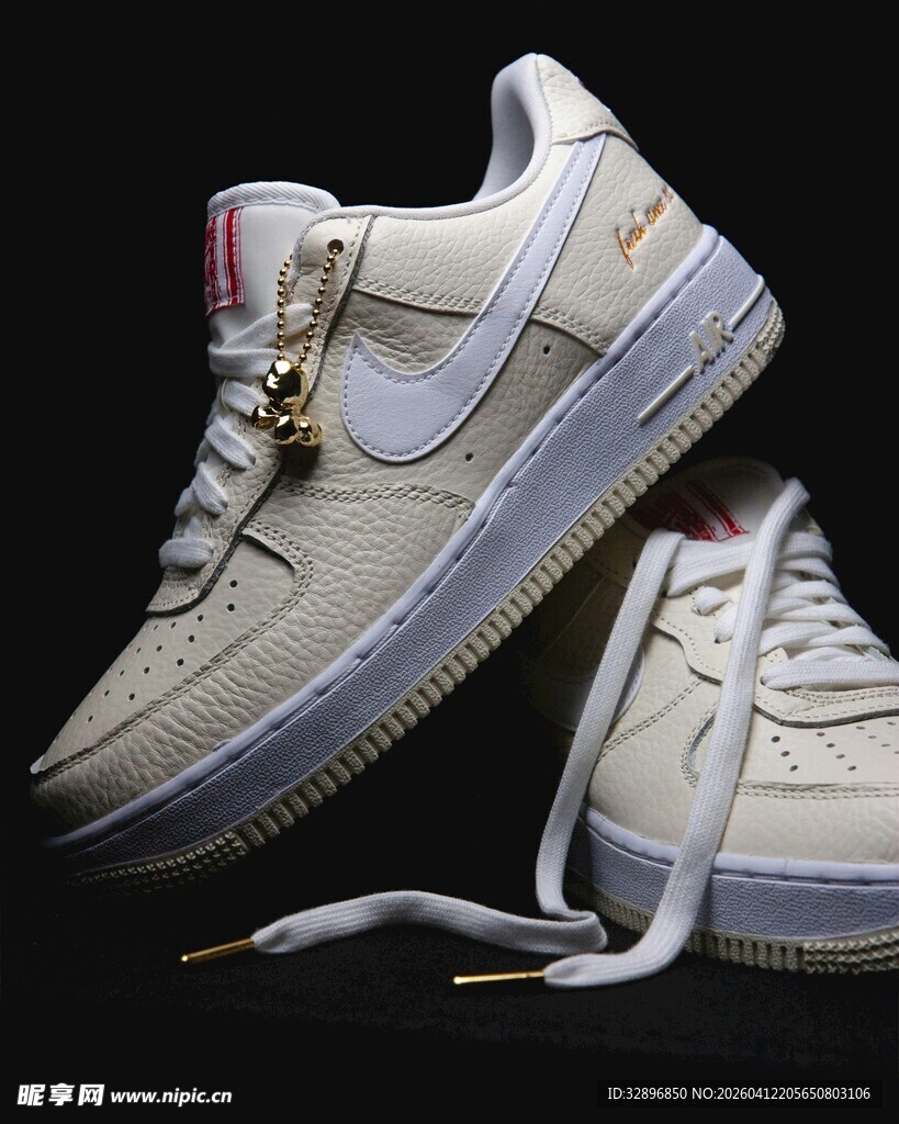 米白色耐克运动鞋特写