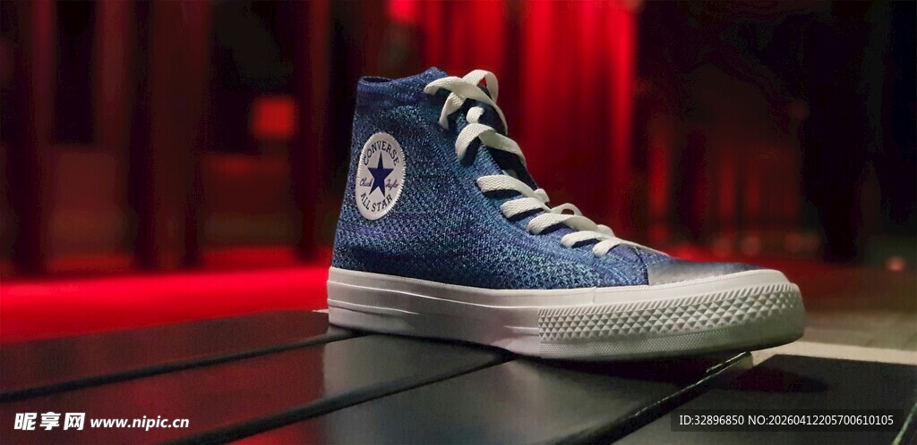 蓝色高帮帆布鞋特写