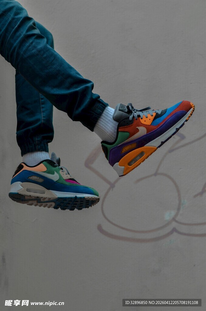 多彩运动鞋特写