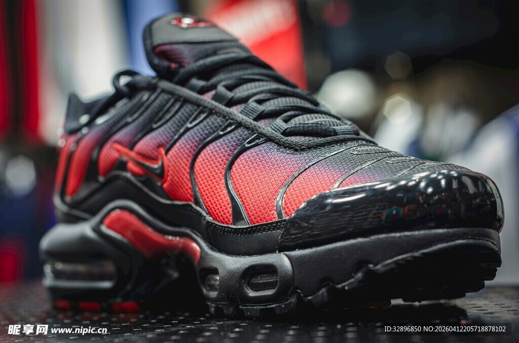 时尚炫酷黑红运动鞋