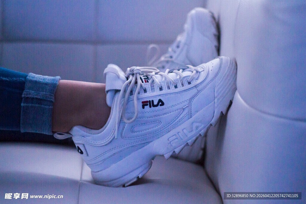 白色斐乐运动鞋特写