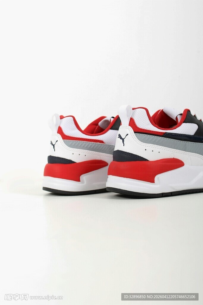 红白运动鞋时尚外观展示