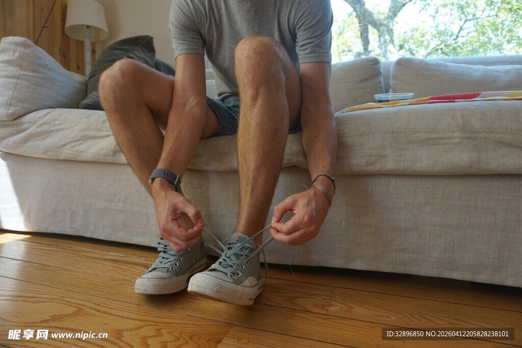 男子室内专注系鞋带