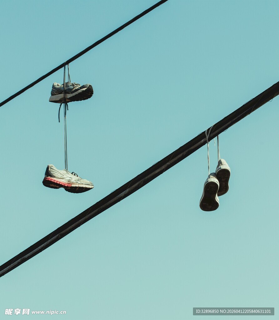 悬挂在电线上的旧鞋子