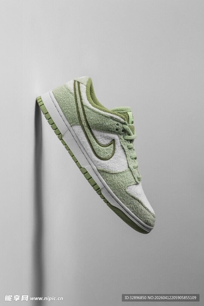 时尚绿白运动鞋悬空展示