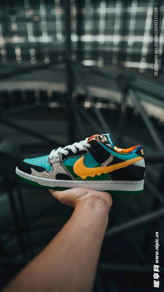 多彩时尚运动鞋特写