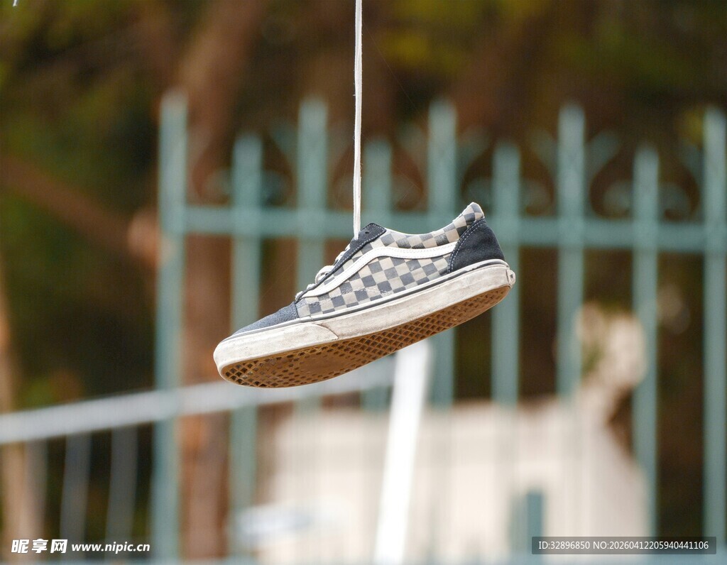 悬挂的时尚休闲运动鞋